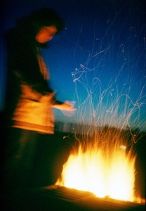 Вечерний костер, июль 1983, Красноярский край, Хакасская АО, с. Белый Яр. Студенческий строительный отряд Московского института электронного машиностроения (ныне – Московский институт электроники и математики им. А. Н. Тихонова) в Хакасии.Выставка «Из Хакасии» с этой фотографией.