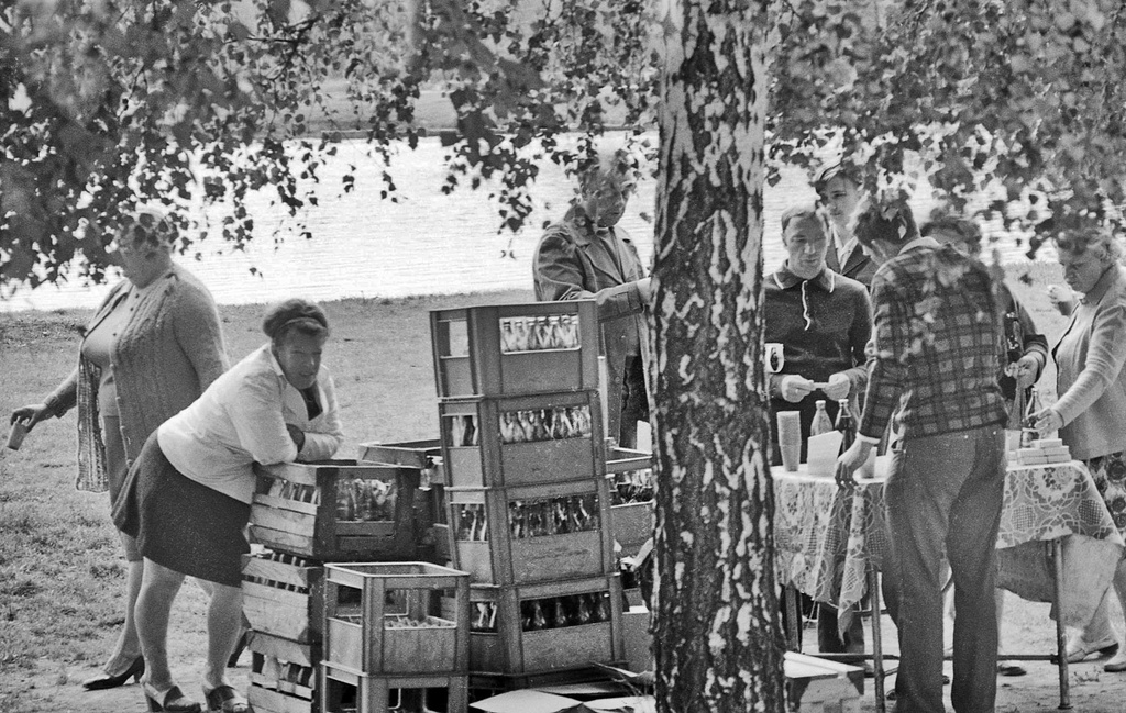 Выездная торговая точка, сентябрь 1977, г. Москва. Кусковский лесопарк.Выставка «Без фильтров–2. Любительская фотография 70-х» с этой фотографией.