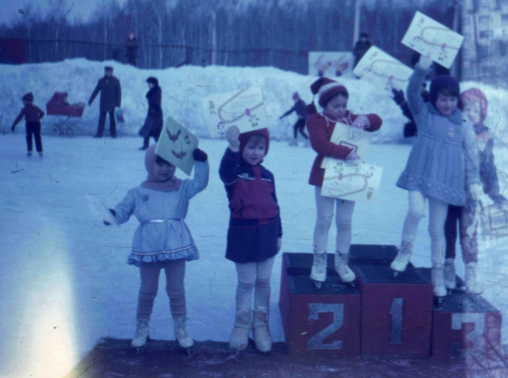 Дети на катке, 1 января 1984 - 28 февраля 1984, г. Москва. Фотография из архива Михаила Кларина.