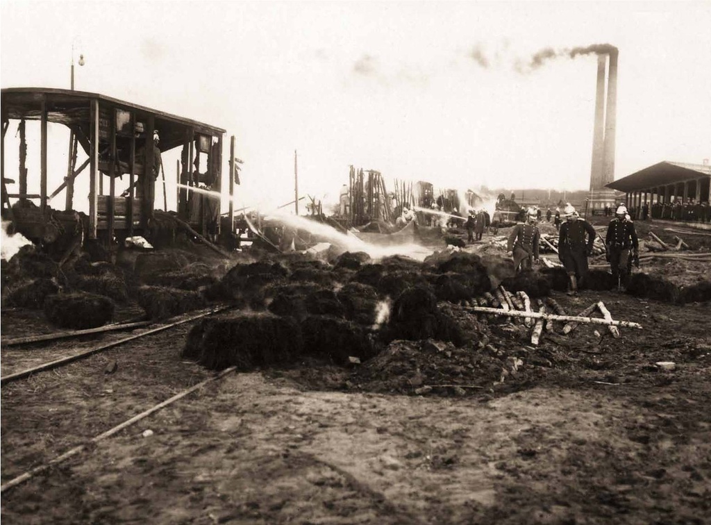 Пожар петербургской товарной станции, 1910 год, г. Санкт-Петербург. Выставка «Пожарная охрана Российской империи» с этой фотографией.&nbsp;