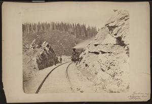 Уральская железная дорога. Луньевская линия, 76 верста, 1879 год, Пермская губ.. Изображение Луньевской ветки Уральской горнозаводской железной дороги в период ее строительства. Рельсы однопутной железной дороги проходят через выемку в скале. На путях стоит дымящий паровоз типа 1-3-0 серии А, рядом стоят железнодорожные рабочие. Движение по Луньевской ветке Уральской горнозаводской железной дороги было открыто 5 октября&nbsp;1879 года. Луньевская ветка протянулась на 196 верст, от станции Чусовская до станции Веретье.