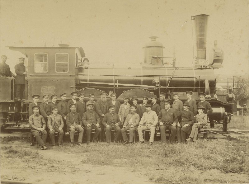 Групповой портрет служащих паровозного депо, 1900-е. Выставка «История страны под стук колес» с этой фотографией.