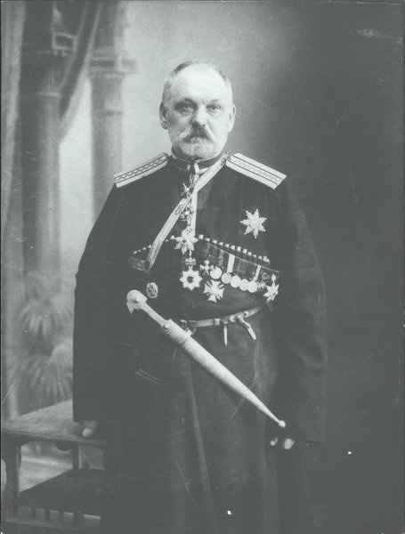 Портрет полковника Евпла Авксентьевича Маковкина, 1912 год. Выставка «Казаки» с этой фотографией.