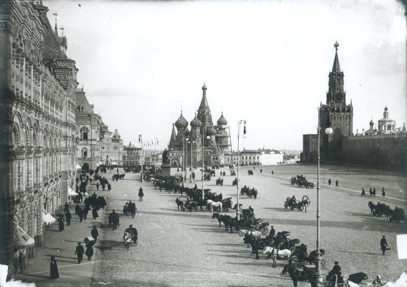 Покровский собор и Спасская башня, 1893 - 1909, г. Москва. Уличная стоянка извозчиков в России называлась биржей.