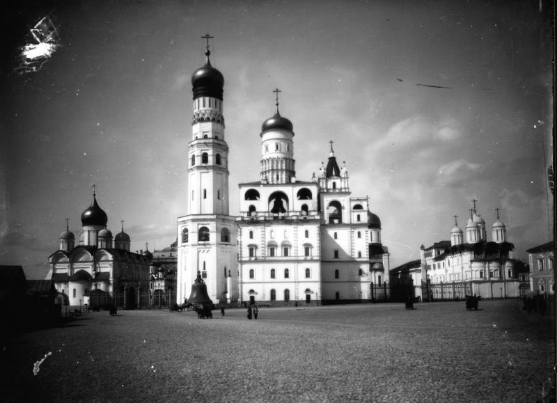 Колокольня Ивана Великого, 1898 - 1914, г. Москва. Ансамбль соборов Московского Кремля XV–XVII веков. Слева направо: Архангельский собор, колокольня Ивана Великого, звонница, собор Двенадцати апостолов.Видео «Царь-колокол» с этой фотографией.