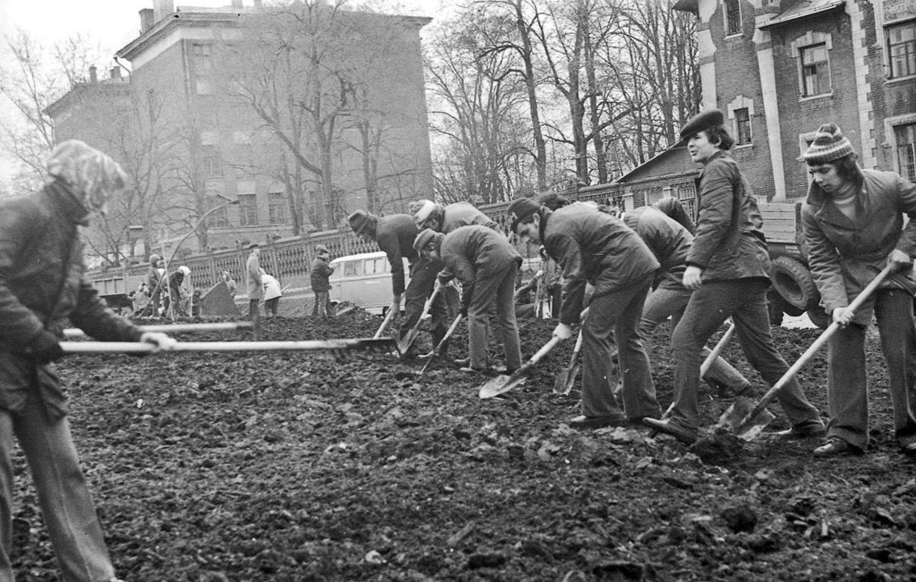 «Грабли против лопат», апрель 1975, г. Москва. Субботник студентов и преподавателей Московского института электронного машиностроения (ныне – Московский институт электроники и математики им. А. Н. Тихонова).
