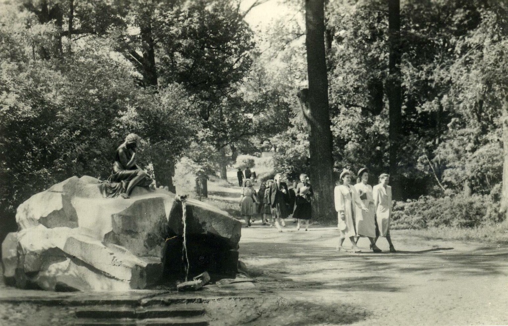 У фонтана «Девушка с кувшином», июнь 1955, г. Пушкин. Открытое письмо издательства «Ленфотохудожник», 1955 год, № М-36212, по фотографии А. Сэккэ. Редактор И. Овчаров. Тираж 25,0 тысяч экземпляров.