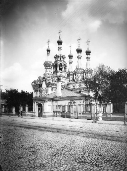 Церковь Рождества Богородицы в Путинках, 1898 - 1909, г. Москва. Построена в 1649–1652 годы и стала одним из последних шатровых каменных храмов в Москве.