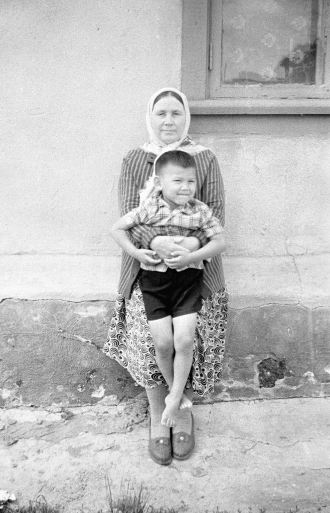 Бабушка с внуком, 1 июня 1962 - 30 августа 1962, Казахская ССР, Кокчетавская обл., Щучинский р-н, г. Щучинск. Ныне Бурабайский район Акмолинской области. 