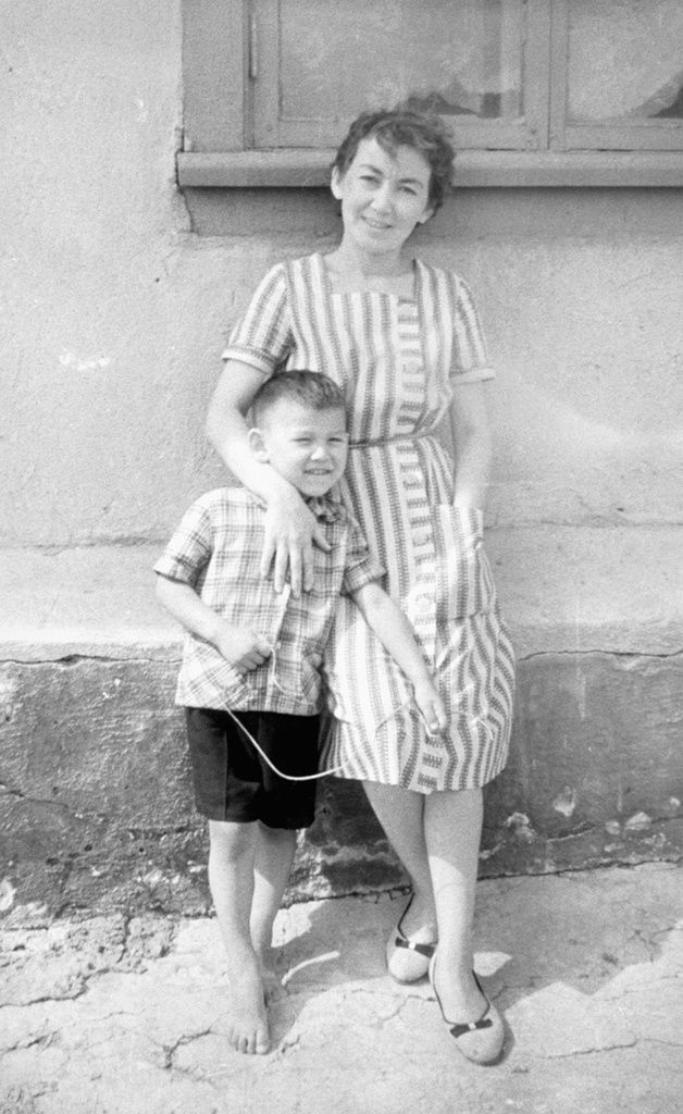 Мать с сыном, июнь - август 1962, Казахская ССР, Кокчетавская обл., Щучинский р-н, г. Щучинск. Ныне Бурабайский район Акмолинской области. 
