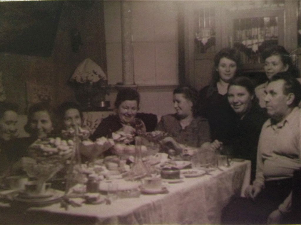 Семейный праздник, 23 августа 1960, г. Ленинград. В конце августа моя бабушка, Александра Михайловна Новожилова (Марцева), всегда праздновала свои именины. Если сидячих мест не хватало, на стулья и табуреты клали доски.Фотография из архива Евгении Александровны Уайт (Новожиловой).