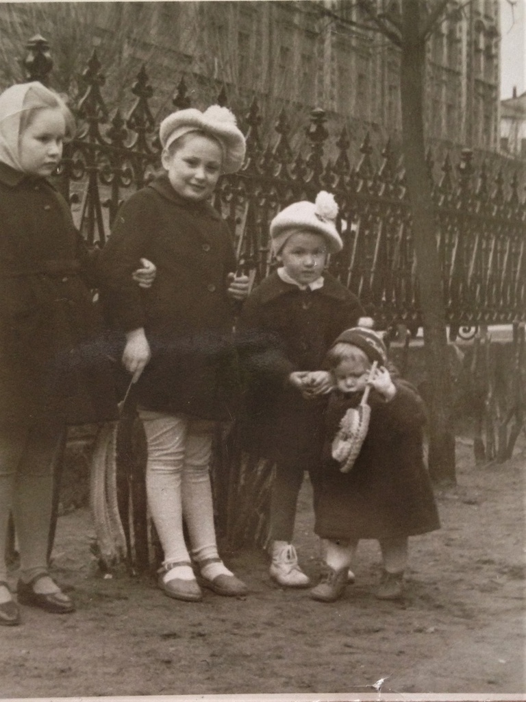 Праздник 7 ноября, 7 ноября 1962, г. Ленинград. После демонстрации 7 ноября гуляли по городу. На фото мой брат, Новожилов Владимир, я, Новожилова Евгения и дети наших знакомых. Кажется, это фото было сделано на Исаакиевской площади.Фотография из архива Евгении Александровны Уайт (Новожиловой).