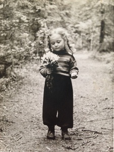 Осень в парке. Женя Новожилова, 11 сентября 1960, г. Ленинград. Фотография из архива Евгении Александровны Уайт (Новожиловой).Выставки&nbsp;«"Серебряный век" поэзии про осень» и «Осенние портреты» с этой фотографией.