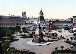 Ильинские ворота Китай-города и памятник героям Плевны, 1896 год, г. Москва. Ворота в Китайгородской стене были сооружены в 1535–1538 годах, надстроены шатрами в 1680 году, разобраны в 1934 году. Дали имя площади Ильинские Ворота, расположенной теперь на их месте.