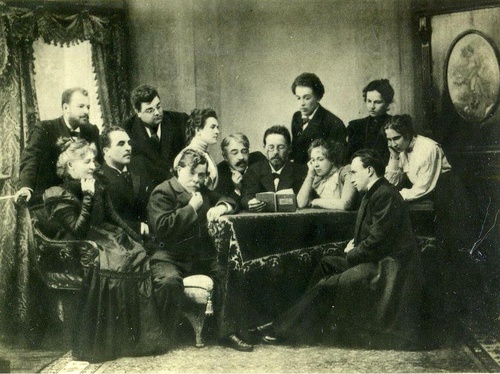 Антон Павлович Чехов в группе артистов МХТ, читает свою пьесу «Чайка», 1898 - 1899, г. Москва
