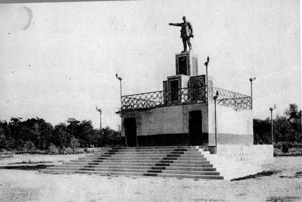 Памятник Ленину, 1930-е, Туркменская ССР, г. Ашхабад. Закладка памятника состоялась в день похорон Владимира Ленина. Впоследствии памятник был покрыт изразцами. Внутри недолгое время был музей.