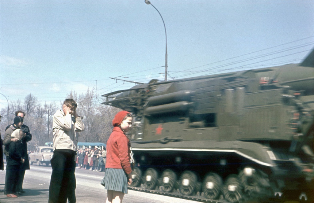 Проезд военной техники по Москве после праздничного парада, 9 мая 1966 - 9 мая 1967, г. Москва. Выставка «Без фильтров. Любительская фотография Оттепели и 60-х» с этой фотографией.