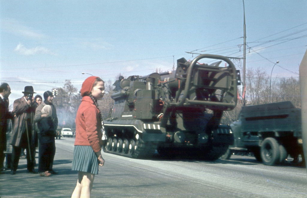 Оля Афанасьева наблюдает проезд военной техники по Москве после парада, 9 мая 1966 - 9 мая 1967, г. Москва. Выставка «Кто с мечом к нам придет…» с этой фотографией.