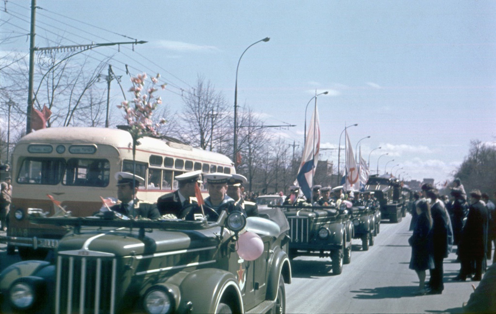 Проезд военной техники по Москве после праздничного парада., 9 мая 1966 - 9 мая 1967, г. Москва. Выставка «Московский автобус» с этой фотографией.