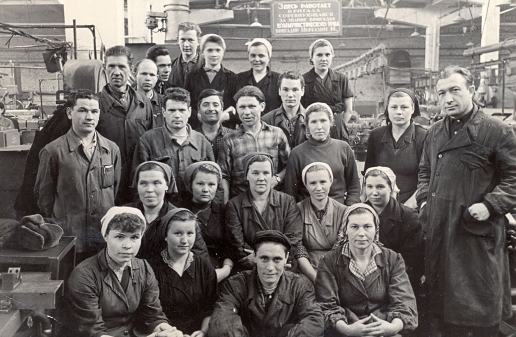 Цех шасси завода Урал ЗИС, 27 августа 1959, Челябинская обл., г. Миасс. Фотография из архива Александры Ракитиной.&nbsp;