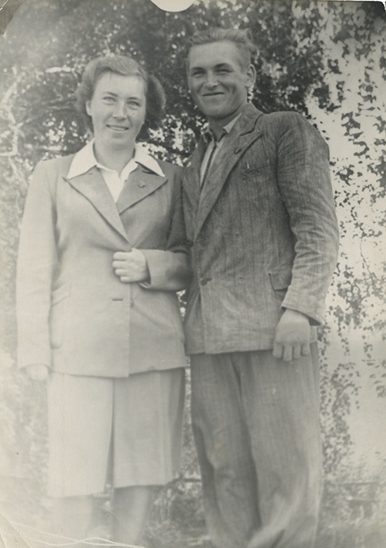Дядя с племянницей, 1950-е, г. Тюмень. Анатолий Екимович Лутовинин (брат Степана Лутовинина) и, предположительно, его племянница Галина Лутовинина.