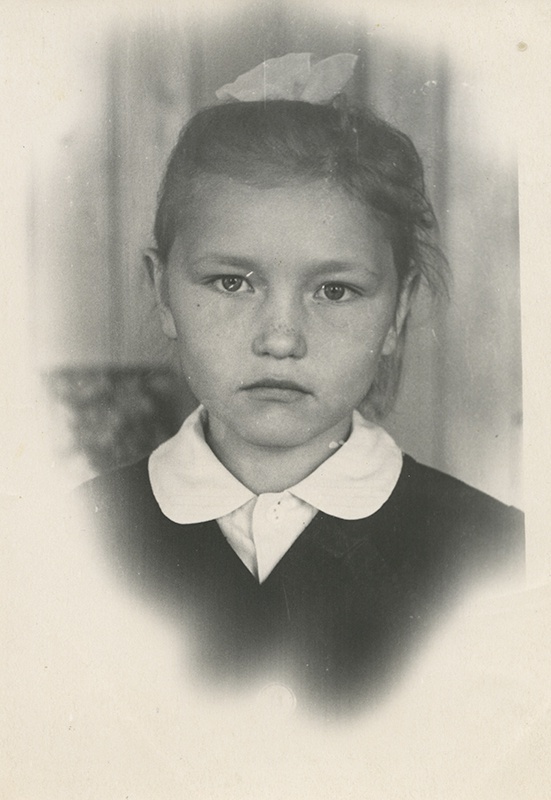 Первоклассница Лена, 1964 год, Тюменская обл., Тобольский р-н, дер. Лутовинино. Елена Степановна Лутовинина.