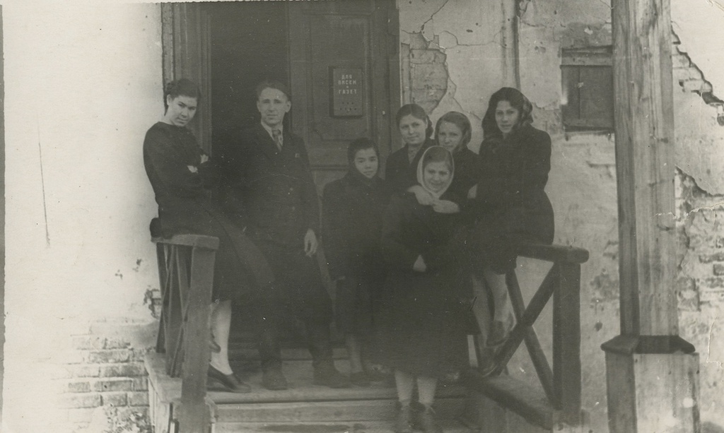 На крыльце, 1950-е, Тюменская обл., г. Тобольск. Во втором ряду третья справа – Тамара Ильинична Лутовинина.Выставка «На крыльце» с этой фотографией.