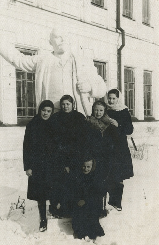 Вождь и девушки, 7 марта 1954, Тюменская обл., г. Тобольск. Вторая слева – Тамара Ильинична&nbsp;Лутовинина.