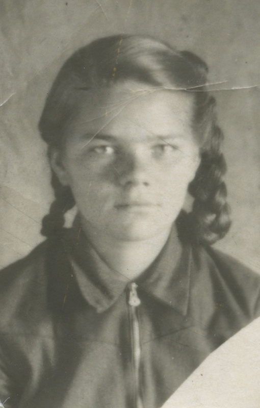 «Портрет на память. Н. Ш.», 7 октября 1952, Тюменская обл., с. Вагай. Надпись на обороте: «18 лет. 10 класс 7/Х-52 г. В.С.Ш. с. Вагай. На память Томе от Н.Ш.».