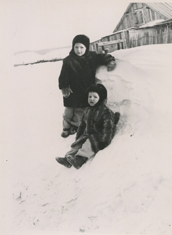 Лена и Саша. Зима, 1960-е, Тюменская обл., Тобольский р-н, дер. Лутовинино. Елена Степановна и Александр Степанович Лутовинины. 