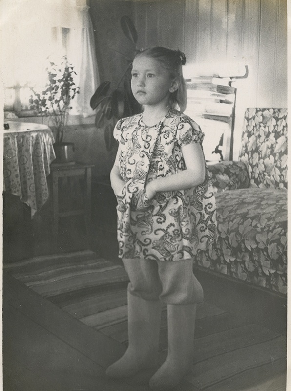 Лена в белых валенках, 1960-е, Тюменская обл., Тобольский р-н, дер. Лутовинино.  Елена Степановна Лутовинина.Белые валенки стоили дороже.