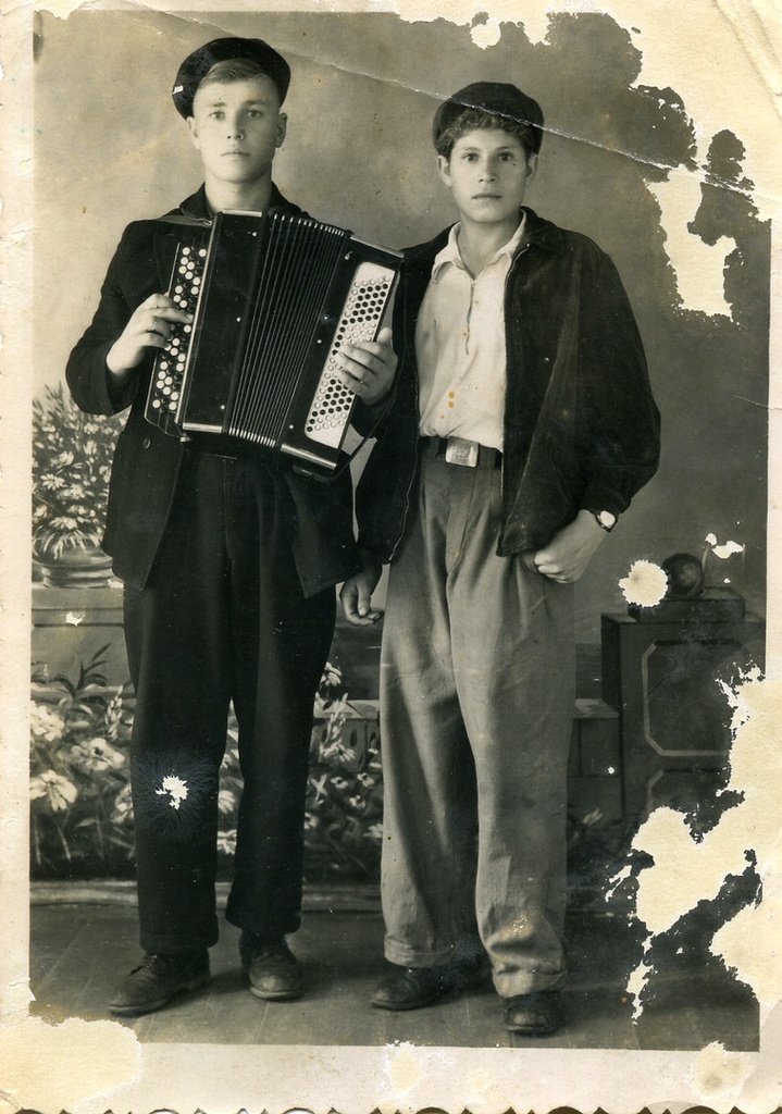 Парни, 1950 год. Фотография из архива Константина Костина.Выставка «Лица 1950-го» с этой фотографией.