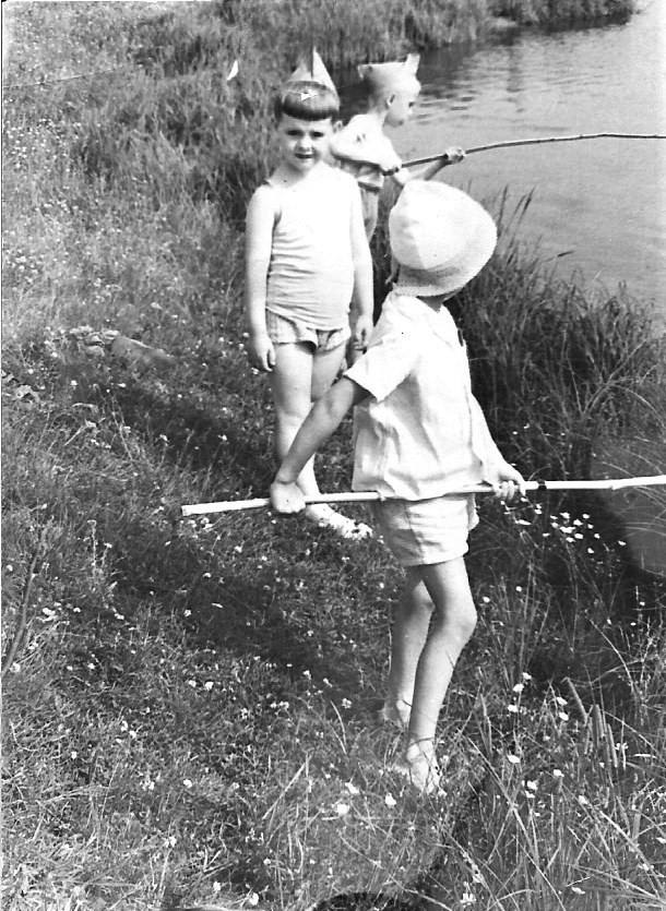 «Ловись, рыбка, большая и маленькая», 3 июля 1964, Ленинградская обл.. Фотография из архива Елены Михайловой. 