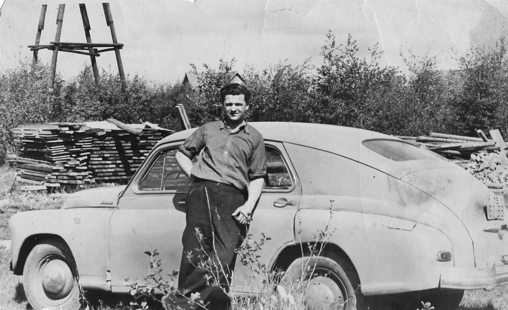 «Первый парень на деревне», 17 июля 1957, Ленинградская обл., пос. Лисий Нос. Фотография из архива Елены Михайловой. 