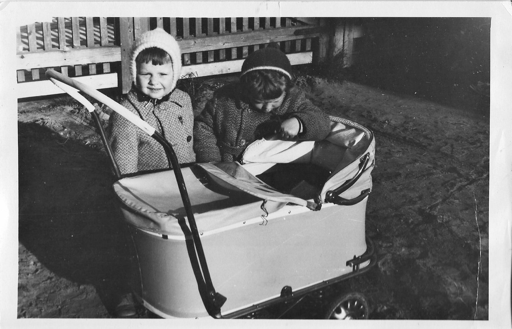 На прогулке, 2 апреля 1963, Ленинградская обл.. Фотография из архива Елены Михайловой. 