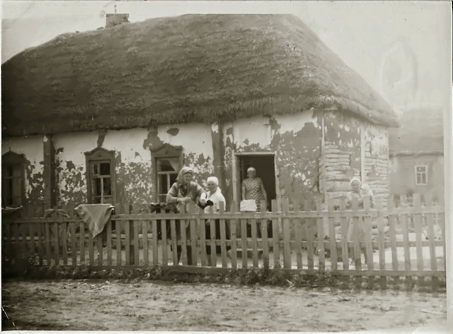 Школа в селе Поповка, июнь - июль 1938, Воронежская обл., с. Попова. Фотография из архива Елены Михайловой. Выставка «Курская и Воронежская» с этой фотографией.