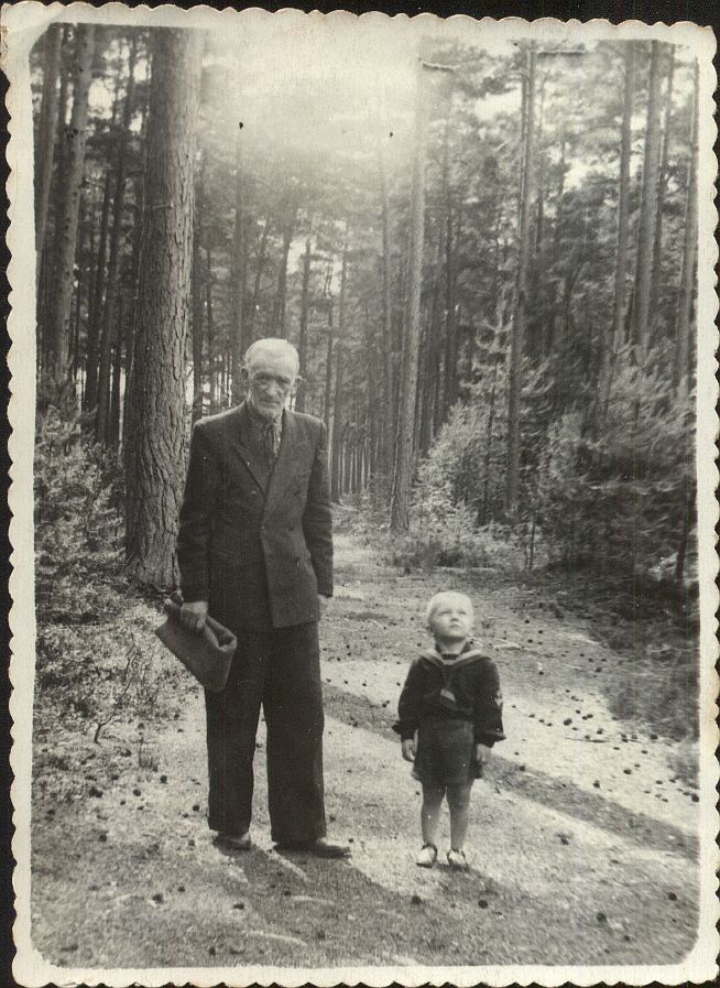«Поколения», 1950 - 1953, Прибалтика. Фотография из архива Петра Спицына.Выставка «Бабушки и дедушки: опыт, мудрость и любовь» с этим снимком.