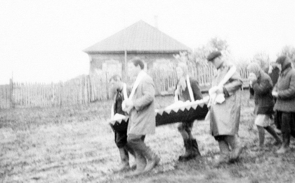 «Похороны моей бабушки в деревне», апрель - декабрь 1969, Кемеровская обл., Прокопьевский р-н, дер. Тихоновка. 