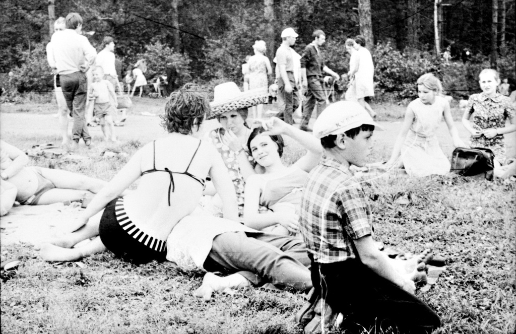 В Зенковском парке, 1 июня 1972 - 1 сентября 1972, Кемеровская обл., Прокопьевский р-н. Выставка «Без фильтров–2. Любительская фотография 70-х» с этой фотографией.