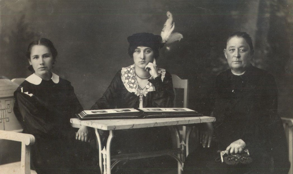 «Дружба и любовь». Дарья Захаровна Скрябина, Капа и Лена Виноградова, 1916 - 1917, Амурская обл.. Фотография из архива Петра Спицына.