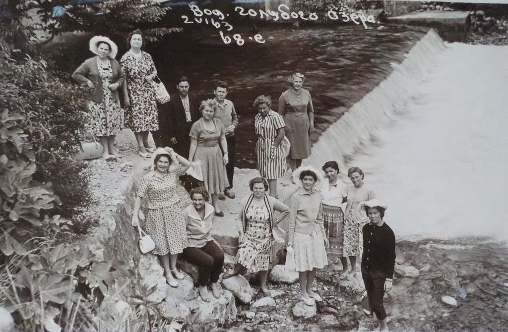 Водопад Голубого озера, 2 июня 1963. Могу предположить (только, предположить!), что это&nbsp;–&nbsp;Абхазия. Есть на Голубом озере такой «порожек», правда – сейчас он находится в плачевном состоянии. Дата зафиксирована четко – 2-VI-63. Но, что означает приписка 68-е (???) – не знаю. В нижнем ряду, в центре – А. И. Устинова.