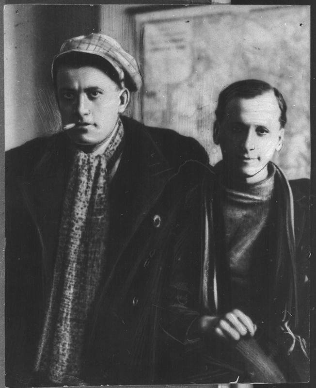 Владимир Маяковский и Осаф Литовский в редакции газеты «Известия», 1922 год, г. Москва