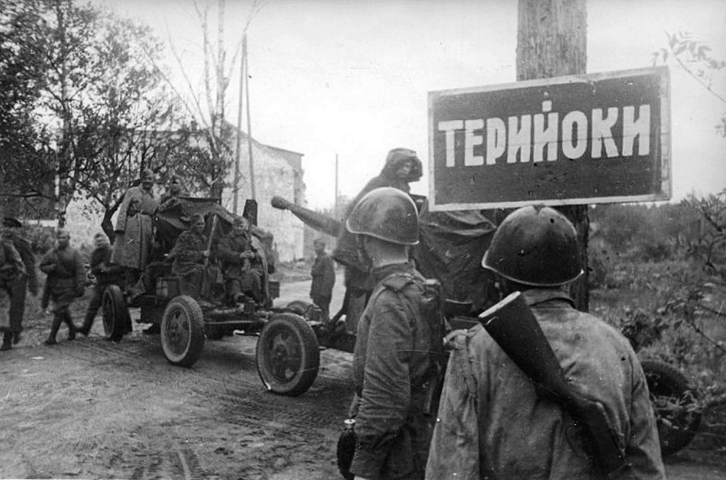 Ленинградский фронт. Выборгская операция, 11 - 12 июня 1944, г. Териоки. Фотография из архива Константина Романова.