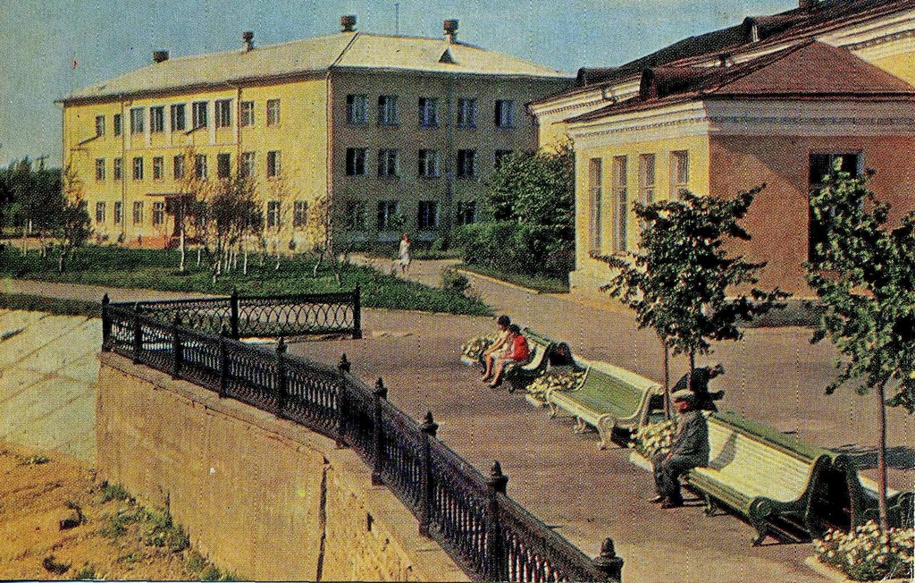 Советская набережная, июнь 1968, Новгородская обл., г. Старая Русса. Открытка издательства «Советская Россия», 1968 г, № А 11247, по фотографии Г. Петренко. Тир. 50,0 тыс. экз.