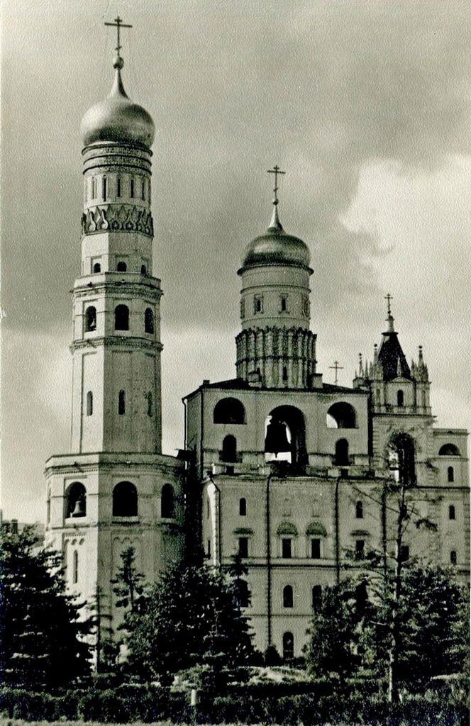 Кремль. Колокольня Ивана Великого. 1505 – 1508 годы. Архитектор Бон Фрязин. Завершена в 1600 году. Справа звонница. 1532  – 1547 годы. Архитектор Петрок Малый, май 1956, г. Москва