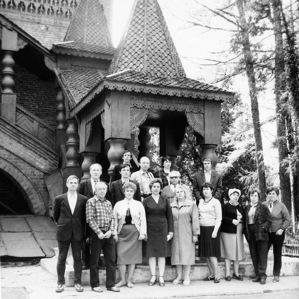 Экскурсионная группа в Угличе у Палат удельных князей, 14 - 31 мая 1988, Ярославская обл., г. Углич. Группа туристов с теплохода «Александр Грибоедов» по маршруту Москва – Астрахань – Москва. В центре супружеская пара: Нинель Степановна Афанасьева и во втором ряду&nbsp; – Владимир Александрович Фараджев.