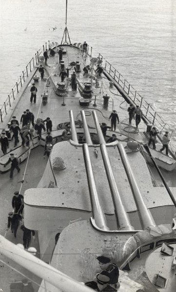 Черноморский флот. Крейсер снимается с якоря, март 1942. Выставка «Военно-морской флот в Великой Отечественной войне» с этой фотографией.&nbsp;