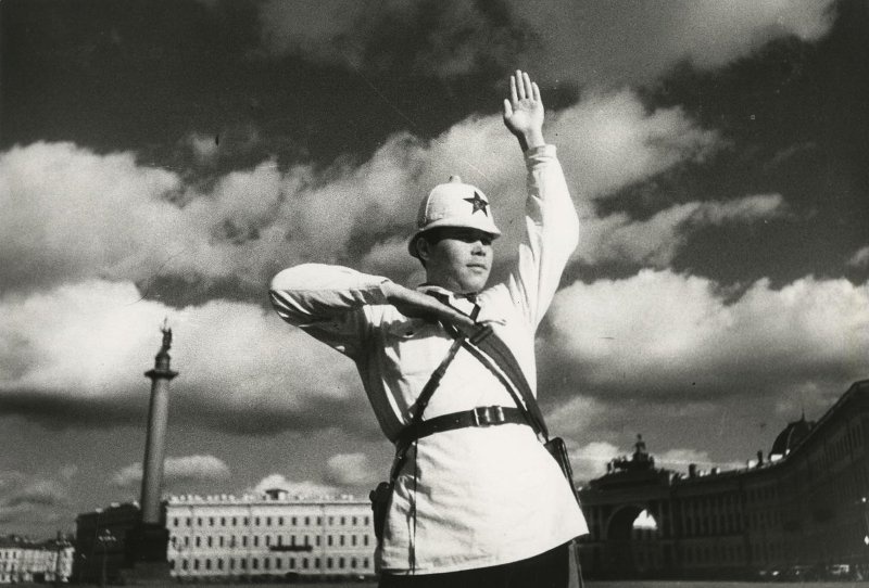 Ленинградский регулировщик, 1934 - 1937, г. Ленинград. Ныне Дворцовая площадь.