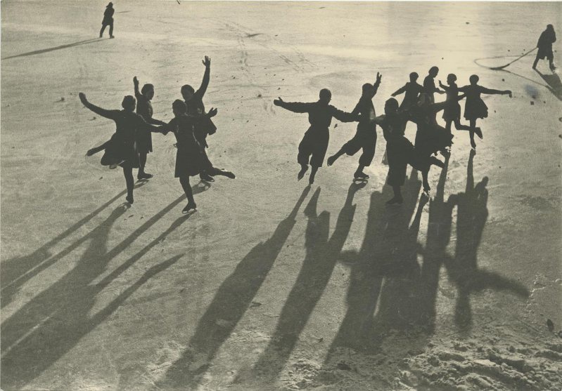 Школа фигурного катания на стадионе «Юных пионеров», 1936 год, г. Москва. Выставки&nbsp;«Зимние забавы», «Чудеса на льду. Искусство и спорт» с этой фотографией.