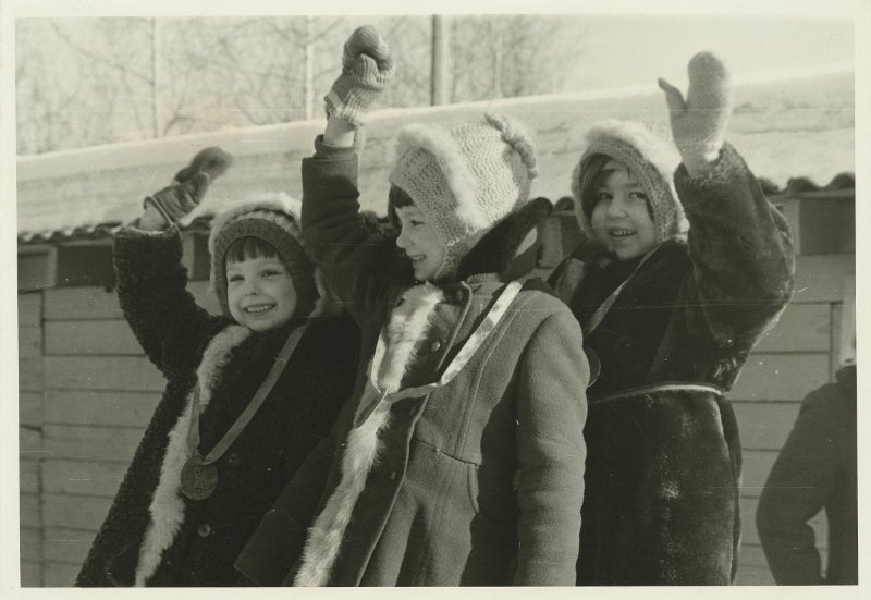 Зима. Чемпионки, 1970-е, Ярославская обл., г. Мышкин. Выставка «Зимние забавы» с этой фотографией.